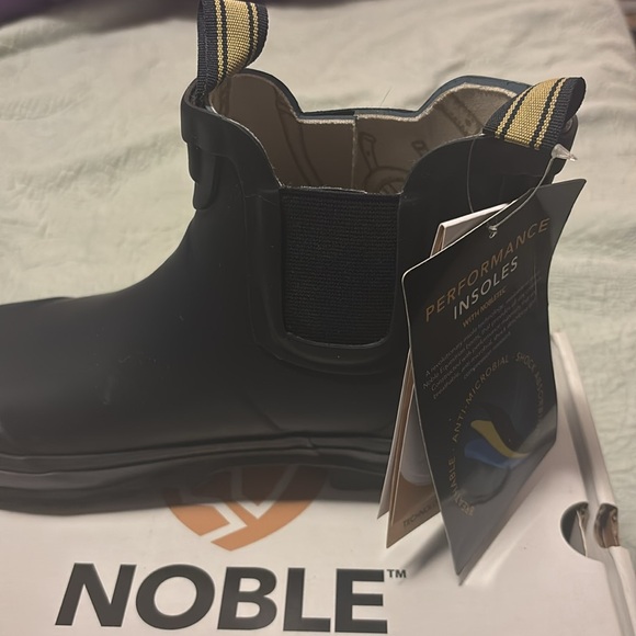 NIB Noble Equestrian Chelsea boots. Blue. 7R - Picture 2 of 8
